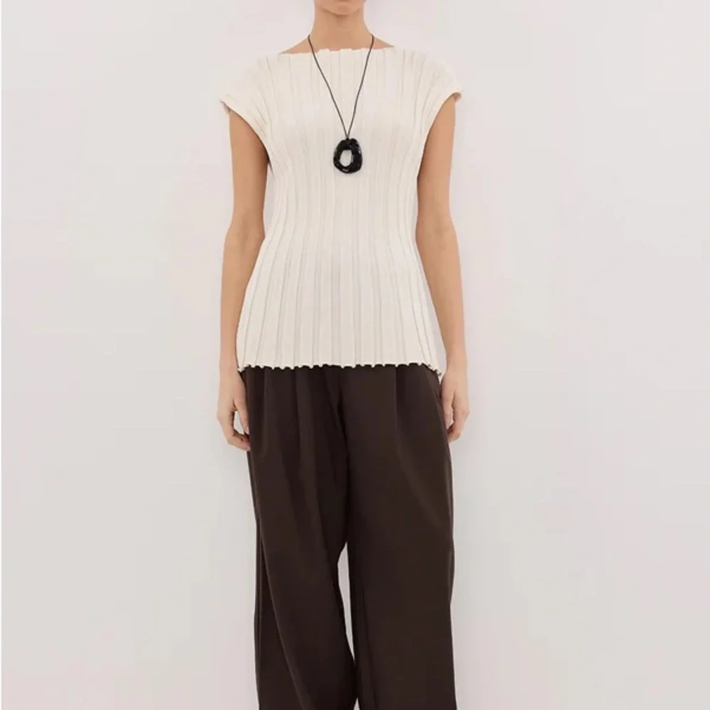 DISSH LOE CREAM SLEEVELESS KNIT TOP - Picture 2 of 6